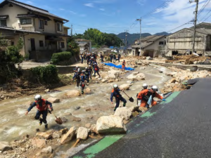 広島市安芸区矢野東地区での捜索活動の様子（撮影＝緊急消防援助隊島根県大隊、出典：消防庁ホームページ（http://www.fdma.go.jp/）を加工して作成）