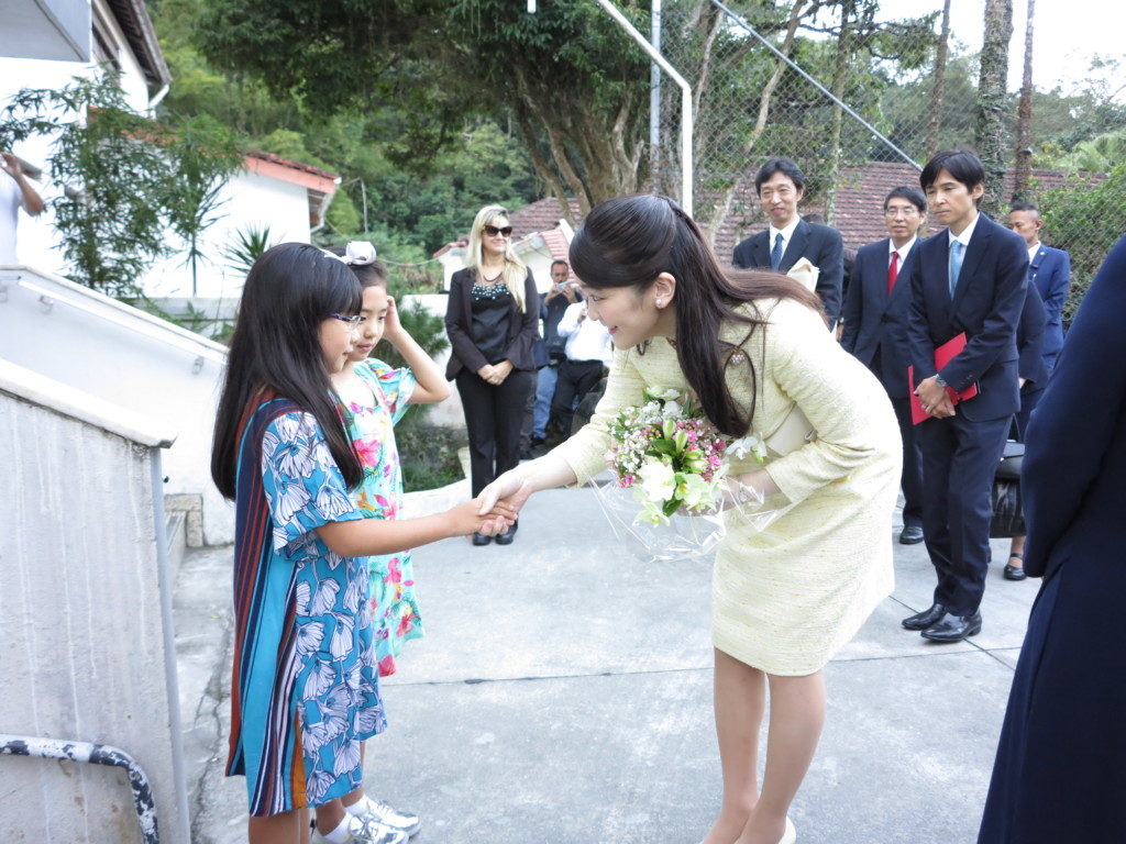 眞子さまに花束を贈るユゲ姉妹