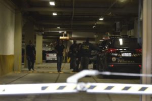 オデブレヒト社での捜索や関係者逮捕に赴いた警察車両。司法取引はＬＪの捜査進展に貢献したが（参考映像、Tânia Rêgo/Agência Brasil）