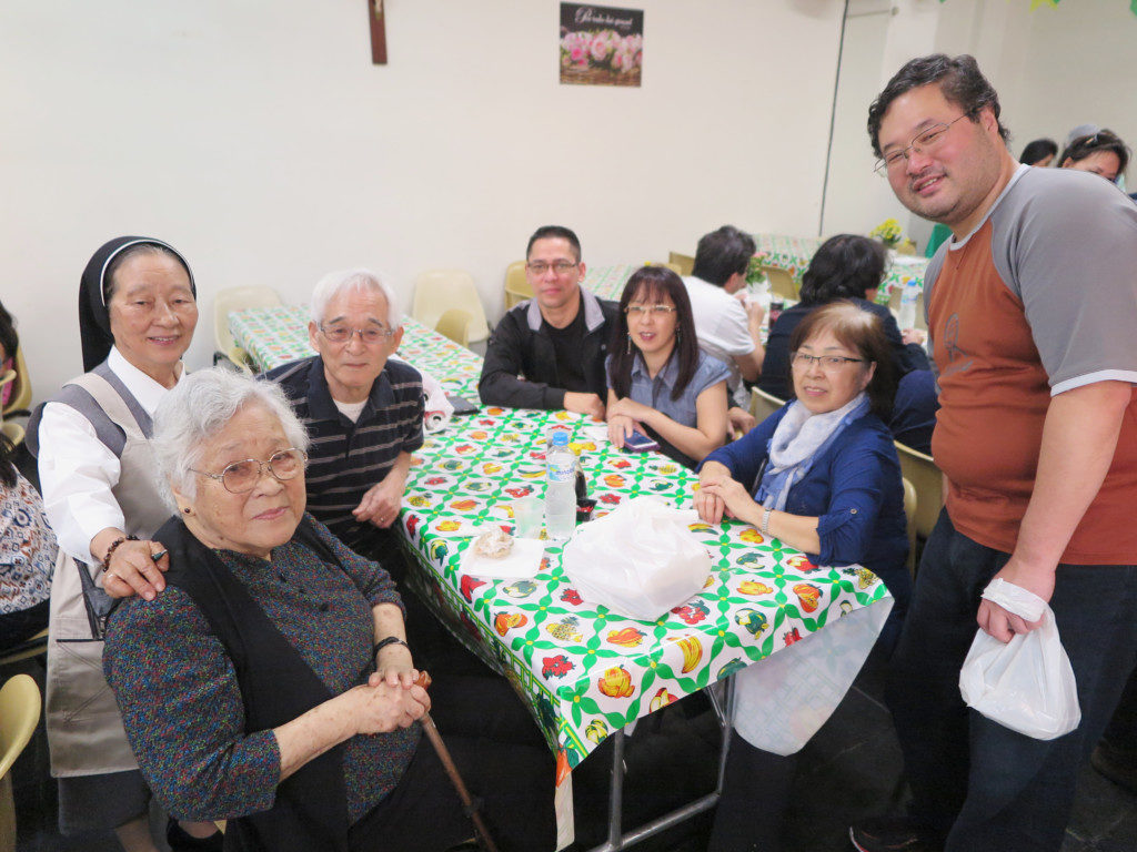 聖母婦人会のバザーで大河家の皆さん（手前左が久能木さん、その奥が大河さん）