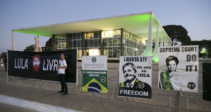 ルーラ氏釈放を望む抗議行動（GUSTAVO BEZERRA）