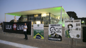 ルーラ氏釈放を望む抗議行動（GUSTAVO BEZERRA）