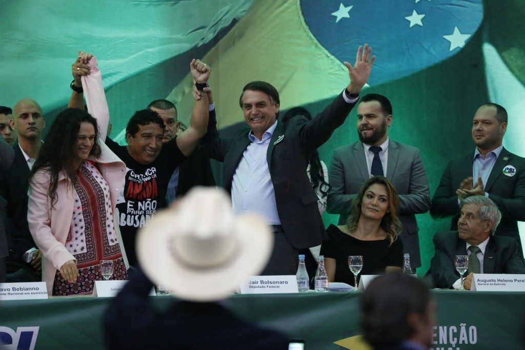 ＰＳＬの党大会でのボルソナロ氏（中央）とジャナイーナ氏（左）（Fernando Frazão/Agência Brasil)