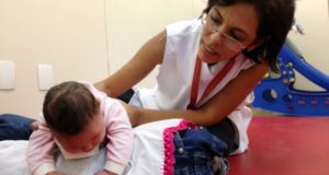小頭症児の発育を助ける物理療法士（参考画像・Sumaia Villela/Agência Brasil）