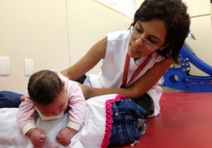 小頭症児の発育を助ける物理療法士（参考画像・Sumaia Villela/Agência Brasil）