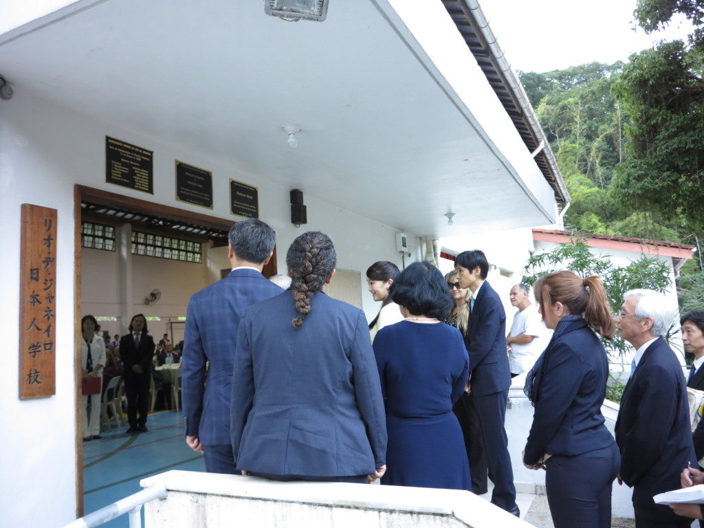 リオ日系協会開館の入り口に新しく眞子さま訪問の記念プレートが飾られた