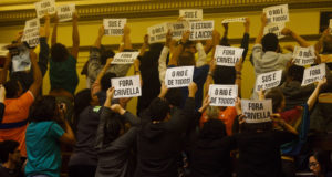 議会傍聴席で「クリヴェラ出ていけ」とプラカードを掲げるリオ市民（Tomaz Silva/Ag. Brasil）