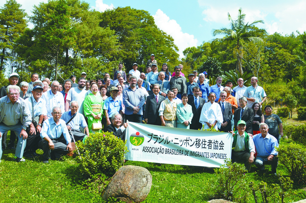 日本庭園の棟門完成式典に参加した関係者ら（４月５日撮影、ルシー・ジュディシ・イイジマ提供）