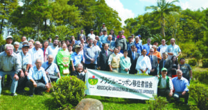 日本庭園の棟門完成式典に参加した関係者ら（４月５日撮影、ルシー・ジュディシ・イイジマ提供）
