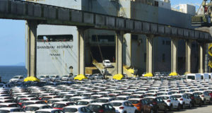 パラナグア港に集められた輸出用の乗用車（参考映像、Ivan Bueno）