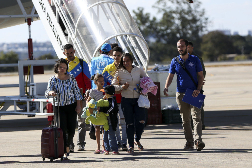 ブラジリアの空港に降り立ったベネズエラ人移民達（Marcelo Camargo/Agencia Brasil）