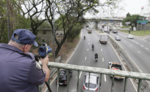 サンパウロ市マルジナルでのバイクの速度監視の様子（参考映像、Cesar Ogata/Secom、10/09/2015）