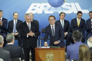 今年４月にＣａｉｘａ総裁に就任した、ネルソン・アントニオ・デ・ソウザ氏（中央・Antonio Cruz/Agencia Brasil）
