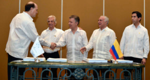 コロンビアのサントス大統領（中央）らと、共同宣言に署名するテメル大統領（右から２番目）（Cesar Carrion/SIC）