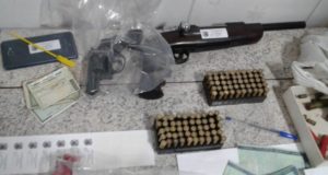サンパウロ州で押収された武器や銃弾、身分証明書など（Divulgação/DPF）
