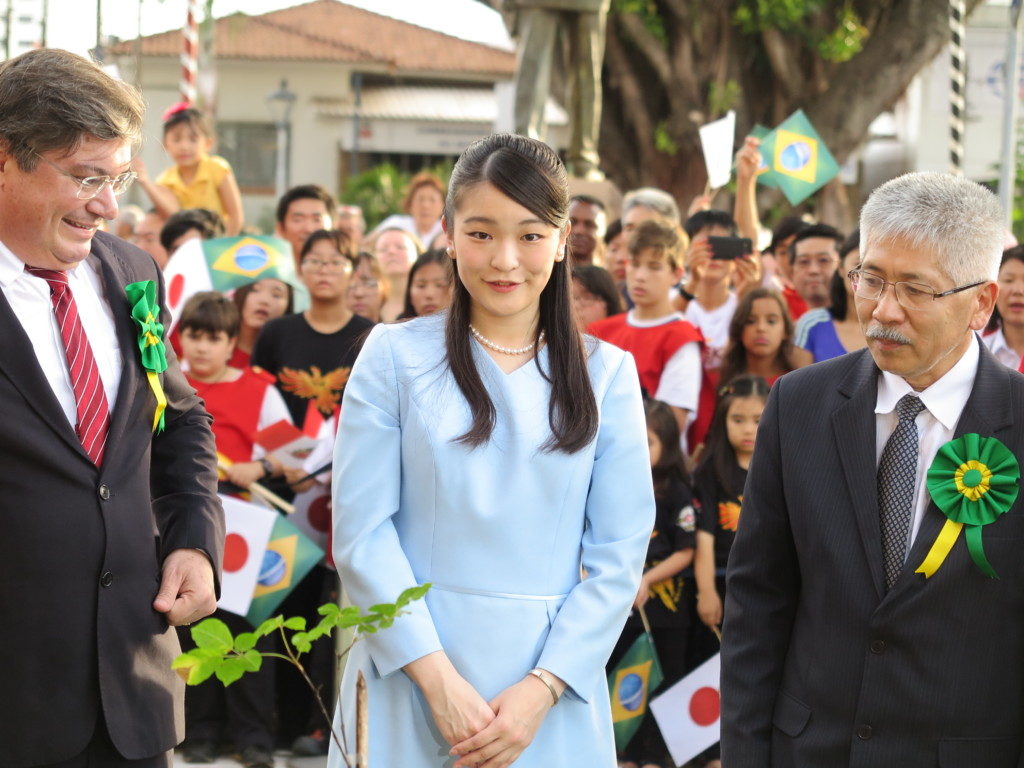 市民に見守られる中、植樹された眞子さま。左がアロンソ市長、右が水野文協会長