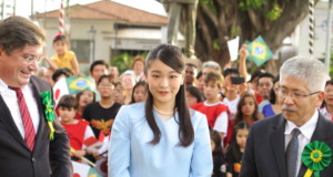 市民に見守られる中、植樹された眞子さま。左がアロンソ市長、右が水野文協会長