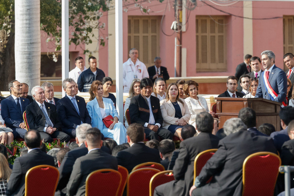 就任式で演説するベニテス新大統領（右端）と南米諸国の首脳達（Cesar Itiberê/PR）