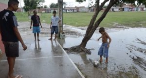 泥の中、裸足で遊ぶ子供（参考画像・Valter Campanato / Agencia Brasil）