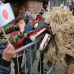 横断幕を手にして行進した慶祝団一行