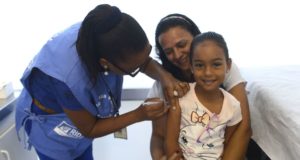 予防接種を受ける少女（Tânia Rêgo/Agência Brasil）