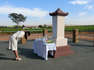 平野植民地の慰霊碑に献花され、深々と頭を下げられた眞子さま