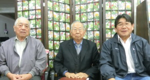 （左から）清水実行委員長、矢野会長、上平渉外担当