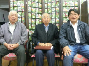 （左から）清水実行委員長、矢野会長、上平渉外担当