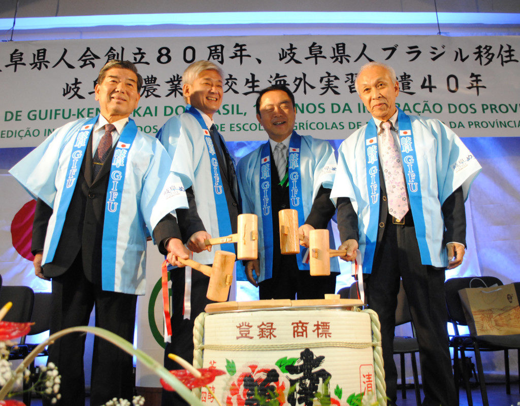 左から野島副議長、神門副知事、長屋会長、一般財団法人国際クラブの高橋雄造専務理事