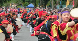 ５００人の一糸乱れぬ沖縄太鼓の演奏に沸いた