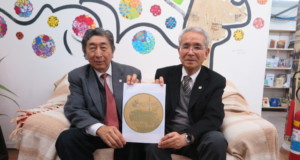 来社した桂川笠戸丸表彰小委員長（左）と菊地祭典実行委員長