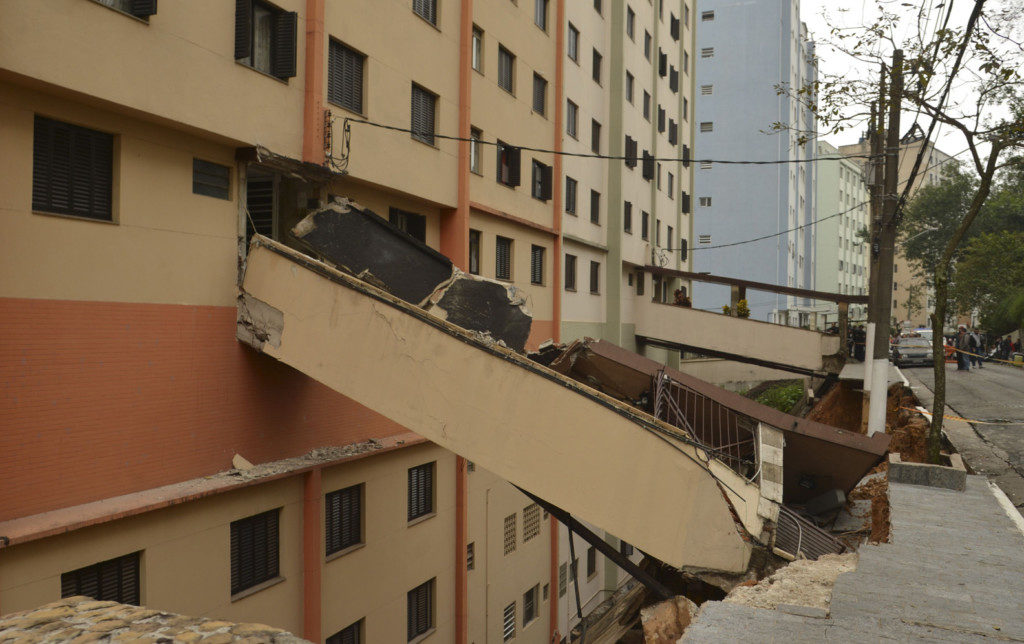 建物の前の土留めが崩れたために渡り廊下まで倒壊した集合住宅（Rovena Rosa/Ag Brasil）