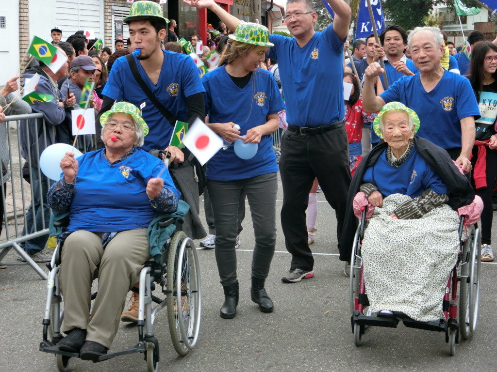 沖縄は日本でも有数の長寿県。百歳を超える長寿者も、車椅子で元気溌剌と参加した