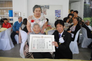 県人会最高齢１０１歳の横井静香さんと岩城副知事