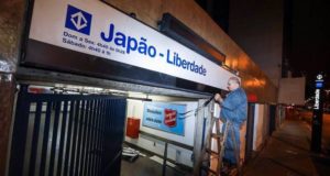 　さっそく、駅の看板が付け替えられた。「Next Station: Japão – Liberdade」（次の駅は日本―リベルダーデ）――そんなアナウンスがメトロの中で響くことになりそうだ（写真＝望月二郎）