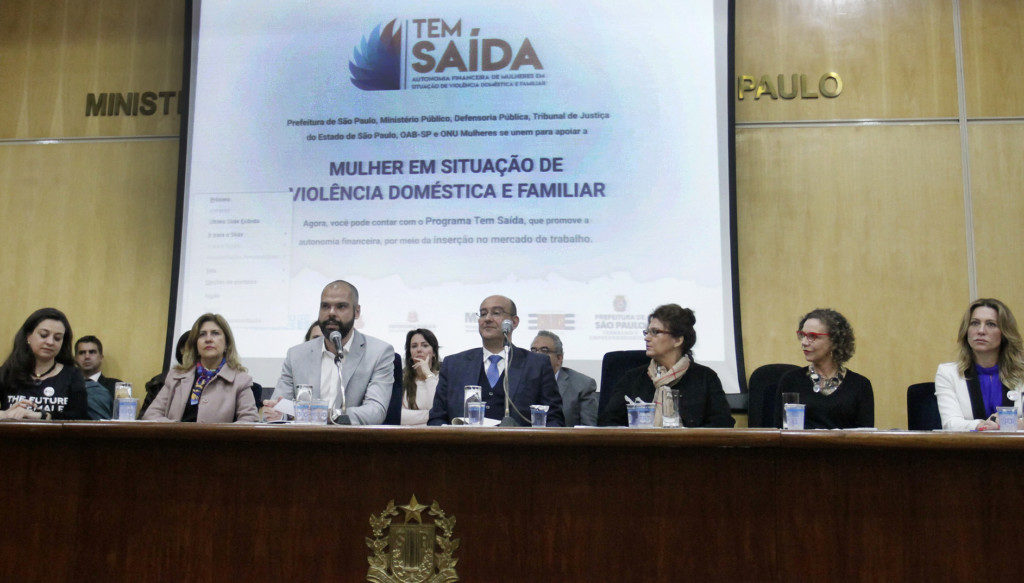家庭内暴力の被害者を支援するためのプロジェクト導入を発表するブルーノ・コーヴァス市長（前列左から３人目、Heloisa Ballarini）