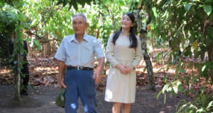 峰下さんの森林農法（アグロフォレストリー）を利用した農場を見学され、興味深そうにご覧になった眞子さま