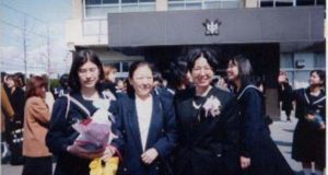 左から中学時代の島野さん、母さん、高校進学をサポートしてくれた英語の先生（島野さん所蔵）