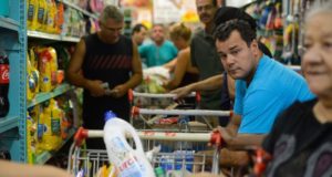 スーパーでレジに並ぶ買い物客たち（参考画像・Tania Rego / Agencia Brasil）