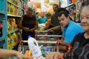 スーパーでレジに並ぶ買い物客たち（参考画像・Tania Rego / Agencia Brasil）