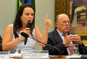 １６年３月、ジウマ大統領罷免審議の際のジャナイーナ氏とレアレ氏(Fabio Rodrigues Pozzebom/Agência Brasil)