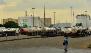 爆発事故が起きる前のレプラン製油所に乗りつけたタンクローリー（Rovena Rosa/Agência Brasil）