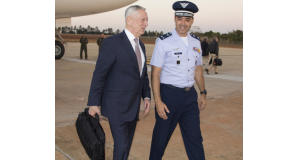 ブラジリアに到着したマティス米国防相（左）と出迎えたブラジル空軍のアリ・ソアレス・メスキタ少将（Embaixada dos EUA em Brasília）