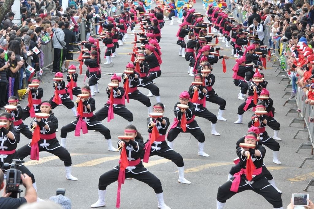 ５００人の一糸乱れぬ沖縄太鼓の演奏に沸いた（撮影・望月二郎）