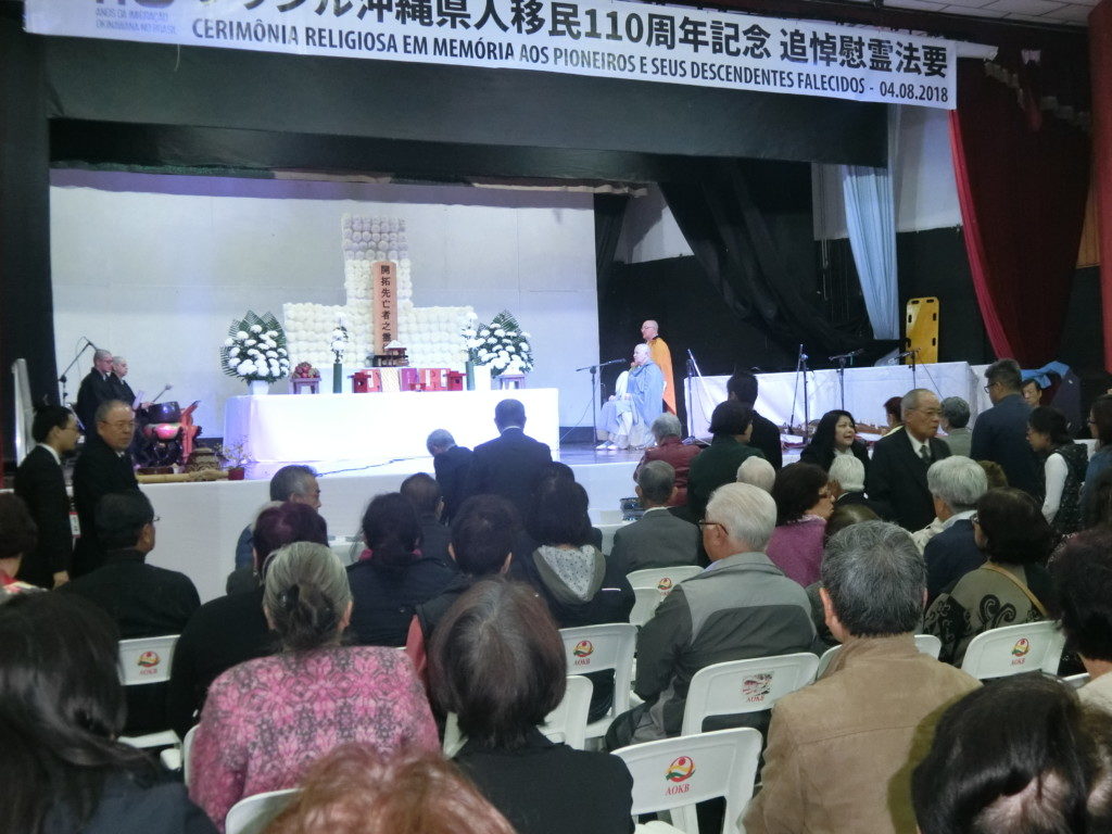 ４日午前、ブラジル沖縄県人会で開拓先没者追悼慰霊法要が行われた。献楽、献花、献茶の儀の後、禅宗の孤円師の唱導で焼香がおこなわれ、５００人以上が参列した。