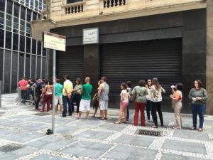 銀行の列に並ぶ人々（参考画像・Paulo Pinto / Fotos Publicas）