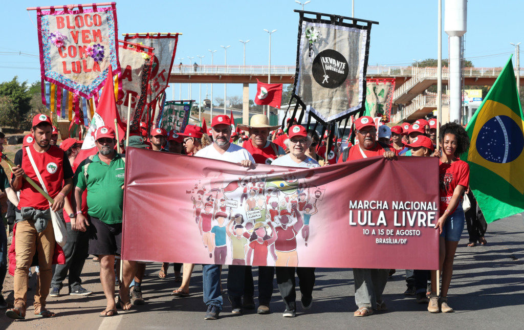 ルーラ氏の出馬許可を求めて抗議行動をする人たちFoto Lula Marques