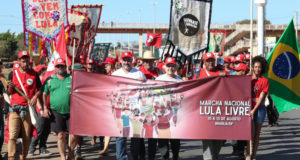 ルーラ氏の出馬許可を求めて抗議行動をする人たちFoto Lula Marques