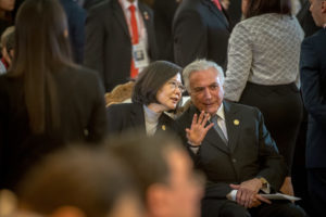 台湾の蔡英文（さいえいぶん）総統と話をするテメル大統領（Foto Taiwan Presidential Office）