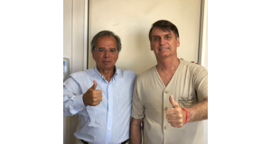 ２３日、ゲデス氏（左）とボウソナロ氏（@jairbolsonaro）